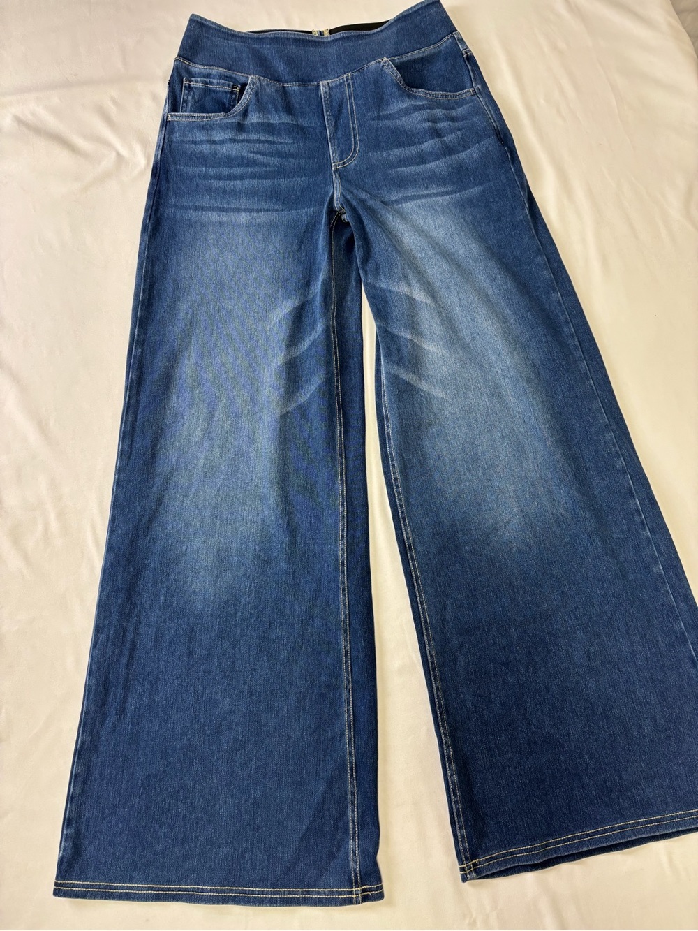 HALARA Wide-Leg Jeans in Dark Blue Wash